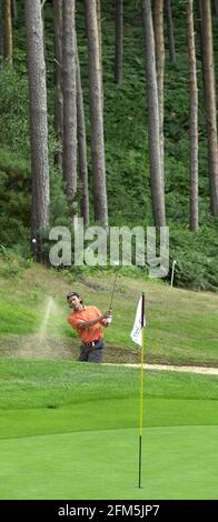 CHAMPIONNAT DE GOLF BRITISH MASTERS À WOBURN AOÛT 2000 FABRICE TARNUD PREND UN COUP DE BUNKER AU 3ÈME VERT. Banque D'Images