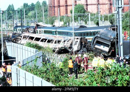 Accident du chemin de fer de Paddington octobre 1999 pompiers et policiers à la recherche À l'épave de la collision entre le 6h03 Cheltenham Pour Paddington Express et le 8h06 de Paddington à Bedwyn L'accident se produit à trois miles de la gare de Paddington à la hauteur de l'heure de pointe du matin Banque D'Images