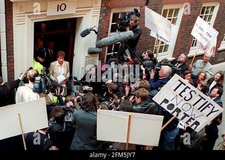 Madame Shirley porter, qui était chef du conseil municipal de Westminster lorsque le système de maisons pour les votes a eu lieu donne un conférence de presse annonçant son appel contre le vérificateur de district qui l'a trouvée coupable et a surchargé 32 millions de livres contre elle et cinq autres conseillers dans les foyers pour le scandale des votes Banque D'Images