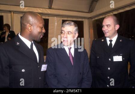 Réception à la Chambre des communes en l'honneur de la police Nov 2000 récipiendaires des Prix de la galanterie Queens au cours des 18 derniers mois. Jack Straw avec (à gauche)le gendarme Patrick Harris et le gendarme Ian Churms, de la police du Northamptonshire, qui a remporté un prix national de bravoure en 1999, après avoir résolu physiquement une situation d'otage domestique à Irthlingborough, dans Northants, malgré les Churms abattus et blessés Banque D'Images