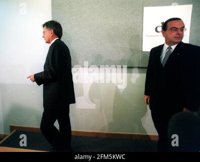 NISSAN ANNONCE SON ENGAGEMENT CONTINU EN JANVIER 2001 DANS LA FABRICATION DE VOITURES DANS LE NORD-EST. CONFÉRENCE DE PRESSE AU MINISTÈRE DU COMMERCE ET DE L'INDUSTRIE AVEC STEPHEN BYERS (À GAUCHE), SECRÉTAIRE AU COMMERCE ET À L'INDUSTRIE, ET CARLOS GHOSN, PRÉSIDENT DE LA COMPAGNIE AUTOMOBILE NISSAN. Banque D'Images