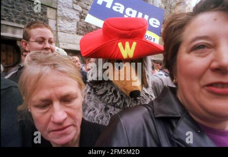 Visite de William Hague à l'hôtel de ville de Douvres le 2001 mai pour parler de l'immigration, un mélange de femmes dans la foule. Banque D'Images