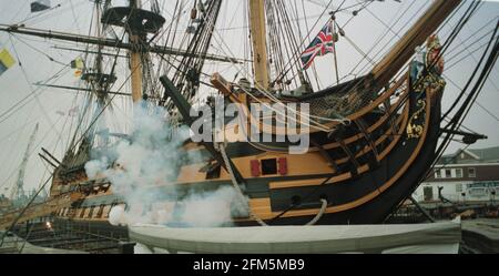 HMS Victory chantier naval de Portsmouth octobre 1999 UN grand-côté est tiré de proue à poupe de la victoire de HMS à Portsmouth pour marquer l'ouverture officielle de la Galerie de la victoire, qui fait partie du Musée naval royal Banque D'Images