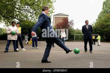 Le Premier ministre britannique Tony Blair (au centre) et l'ancienne star du West Ham et de l'Angleterre Trevor Brooking jouent au football avec des enfants locaux à Newington Gardens à Londres, le jeudi 9, 2002. M. Blair lançait un nouveau programme gouvernemental pour essayer d'éloigner les jeunes de la criminalité de rue. Banque D'Images