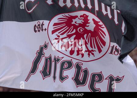 Drapeau agitant du club de football allemand Eintracht Frankfurt Banque D'Images
