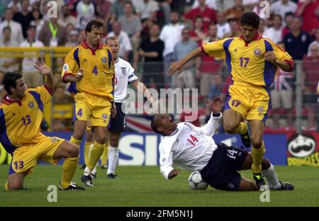 Le centre Paul Ince, en Angleterre, est fouillé dans la zone de pénalité par Adrian Mutu, à gauche, et Miodrag Belodeadi, en Roumanie, lors du MATCH 2000 entre l'Angleterre et la Roumanie, à Charleroi, en Belgique, en 2000. Alan Shearer, le kick de l'Angleterre, a marqué. L'Angleterre a été renversées hors des championnats par une pénalité de retard. La Roumanie a gagné 3-2. Banque D'Images