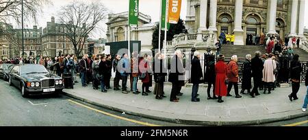 File d'attente publique pour voir l'exposition Cézanne au Tate Galerie à Londres Banque D'Images