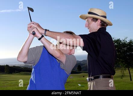 LE GOLF DAVID LEADBETTER ACADENY À LA CALA RESORT À MIJAS COSTA PRÈS DE MALAGA ESPAGNE 24/10/2002 DAVID LEADBETTER MONTRE BRIAN VINER COMMENT! PHOTO DAVID ASHDOWN. GOLF Banque D'Images