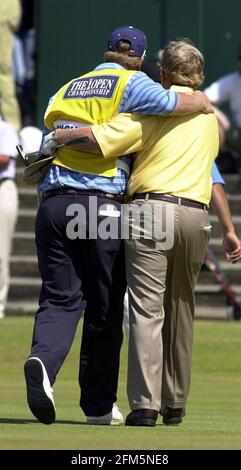 JACK NICKLAUS ET SON FILS APRÈS SON PUTT FINAL SUR LE 18E TROU À ST ANDREWS. C'ÉTAIT LA DERNIÈRE FOIS QUE NICLAUS PARTICIPE AU CHAMPIONNAT. Banque D'Images