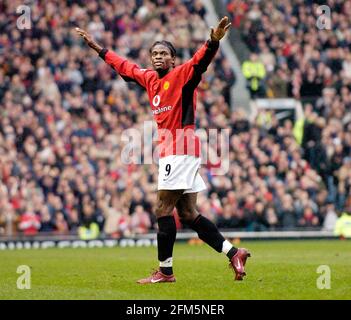 HOMME UTD V SOUTHAMPTON LOUIS SAHA APRÈS SON COUP DE PIED LIBRE OBJECTIF 31/1/2004 PHOTO DAVID ASHDOWN PREMIER LEAGUE FOOTBALL Banque D'Images