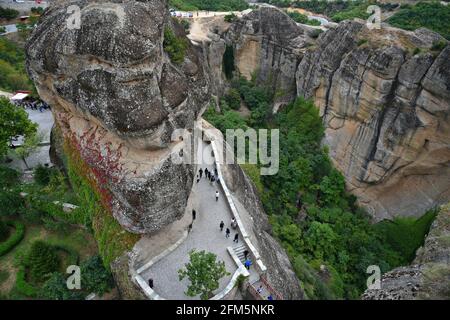 Vue aérienne des touristes visitant les formations rocheuses de grès créées pendant la période Paléogène à Meteora, Kalambaka Thessalie, Grèce. Banque D'Images