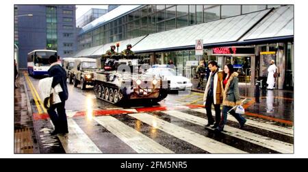 Des véhicules militaires et des soldats sont utilisés pour assurer la sécurité de la police à Heathrow Aéroport pic David Sandison 11/2/2003 Banque D'Images