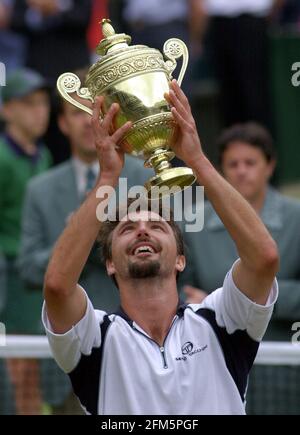 GORAN IVANISEVIC REMPORTE LA FINALE DES HOMMES AUX CHAMPIONNATS DE TENNIS DE WIMBLEDON 2001 Banque D'Images