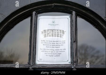 Wendover, Buckinghamshire, Royaume-Uni. 22 février 2021. Le Greene King Shoulder de Mutton pub à Wendover reste temporairement fermé pendant le confinement de Covid-19. Le Premier ministre Boris Johnson a établi aujourd'hui la feuille de route pour l'Angleterre qui sort du confinement de Covid-19. L'alcool sera servi dans les jardins des pubs au plus tard le 12 avril 2021. Crédit : Maureen McLean/Alay Banque D'Images