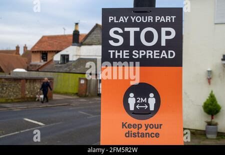 Wendover, Buckinghamshire, Royaume-Uni. 22 février 2021. Covid-19 aide Arrêter les panneaux de diffusion. Le Premier ministre Boris Johnson a établi aujourd'hui la feuille de route pour l'Angleterre qui sort du confinement de Covid-19. Pendant ce temps, la ville de Wendover dans le Buckinghamshire reste très calme car les gens tiennent compte des conseils de verrouillage de Covid-19 du gouvernement pour rester à la maison. Crédit : Maureen McLean/Alay Banque D'Images