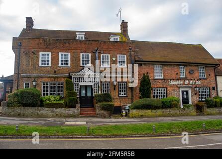 Wendover, Buckinghamshire, Royaume-Uni. 22 février 2021. Le Greene King Shoulder de Mutton pub à Wendover reste temporairement fermé pendant le confinement de Covid-19. Le Premier ministre Boris Johnson a établi aujourd'hui la feuille de route pour l'Angleterre qui sort du confinement de Covid-19. L'alcool sera servi dans les jardins des pubs au plus tard le 12 avril 2021. Crédit : Maureen McLean/Alay Banque D'Images