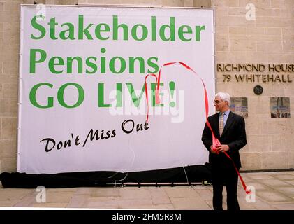 Alistair Darling lancement de la pension des intervenants avril 2001 Alistair Darling The Le secrétaire à la sécurité sociale dévoile une bannière publicitaire à l'extérieur du ministère De la santé pour lancer les ventes de la nouvelle partie prenante Pensions Banque D'Images