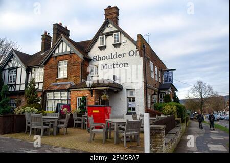 Wendover, Buckinghamshire, Royaume-Uni. 22 février 2021. Le Greene King Shoulder de Mutton pub à Wendover reste temporairement fermé pendant le confinement de Covid-19. Le Premier ministre Boris Johnson a établi aujourd'hui la feuille de route pour l'Angleterre qui sort du confinement de Covid-19. L'alcool sera servi dans les jardins des pubs au plus tard le 12 avril 2021. Crédit : Maureen McLean/Alay Banque D'Images