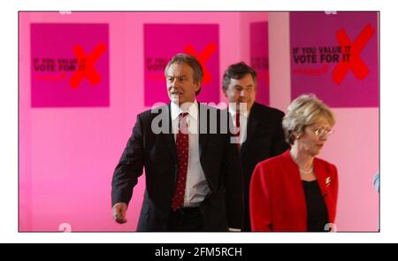 Tony Blair, Gordon Brown et Patricia Hewitt lancent aujourd'hui une campagne d'affiches électorales dans le centre Islington Design de Londres.pic David Sandison 28/4/2005 Banque D'Images