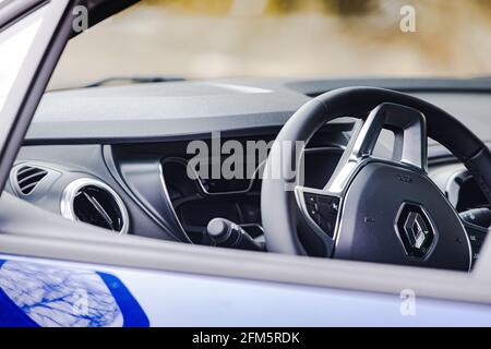 Moscou, Russie - 11 avril 2021 : intérieur bleu Renault Kaptur. Volant de direction Banque D'Images