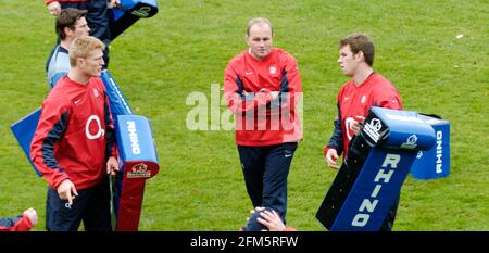 L'ÉQUIPE DE RUGBY D'ANGLETERRE TRAING À PENNYHILL PARK POUR LEUR MATCH AVEC L'AFRIQUE DU SUD. 15/11/2004 L'ENTRAÎNEUR D'ANGLETERRE ANDY ROBINSON PHOTO DAVID ASHDOWN RUGBY ANGLETERRE Banque D'Images