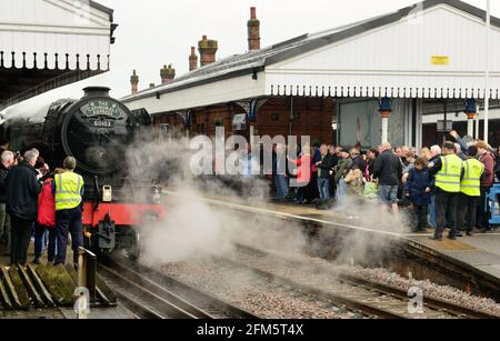 Malgré la pluie, la locomotive à vapeur Flying Scotsman est entourée de foules à la gare de Salisbury après son arrivée avec le Cathedrals Express.21.05.2016. Banque D'Images