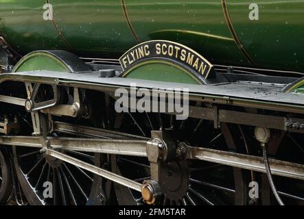 La plaque signalétique de la célèbre locomotive à vapeur Flying Scotsman, vue à la gare de Salisbury par temps humide.21.05.2016. Banque D'Images