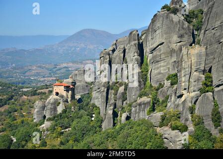 Paysage avec vue panoramique sur Aghios Nikolaos Anapafsas, un monastère Saint du XIVe siècle à Meteora, Kalambaka Thessalie, Grèce. Banque D'Images