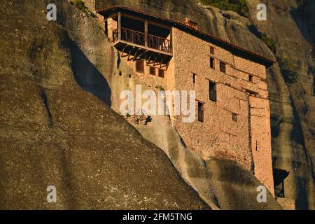 Paysage avec vue panoramique sur Aghios Nikolaos Anapafsas, un monastère Saint du XIVe siècle à Meteora, Kalambaka Thessalie, Grèce. Banque D'Images