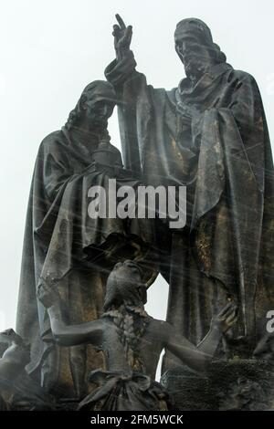 Statues des Saints Cyril et Mehodius par Karl Dvorak sur le pont Charles, Prague, république Tchèque Banque D'Images