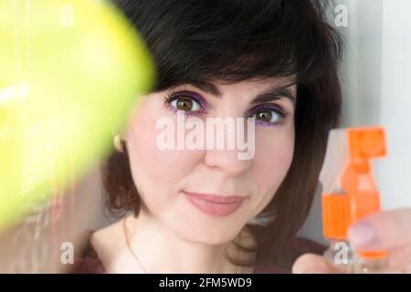 Femme femme femme lave la fenêtre, essuie la mousse sur le verre. Banque D'Images