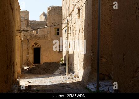 Ancienne section avec des maisons en ruines abandonnées dans la ville d'Al Hamra. Région d'ad Dahiliyah, Oman. Banque D'Images