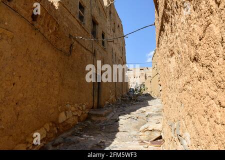 Ancienne section avec des maisons en ruines abandonnées dans la ville d'Al Hamra. Région d'ad Dahiliyah, Oman. Banque D'Images