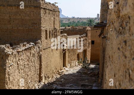 Ancienne section avec des maisons en ruines abandonnées dans la ville d'Al Hamra. Région d'ad Dahiliyah, Oman. Banque D'Images