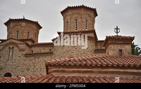 Paysage avec vue panoramique sur l'église byzantine construite en pierre du XIVe siècle monastère Saint de Varlaam à Meteora, Thessalie Grèce. Banque D'Images