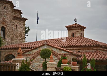 Paysage avec vue panoramique sur l'église byzantine construite en pierre du XIVe siècle monastère Saint de Varlaam à Meteora, Thessalie Grèce. Banque D'Images