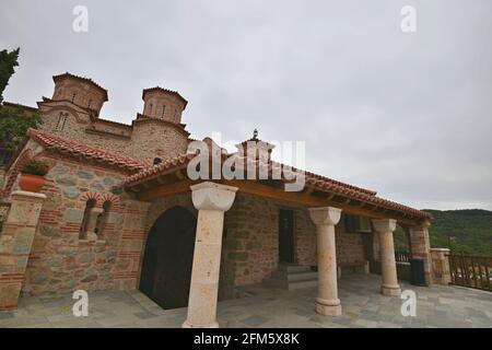 Paysage avec vue panoramique sur l'église byzantine construite en pierre du XIVe siècle monastère Saint de Varlaam à Meteora, Thessalie Grèce. Banque D'Images