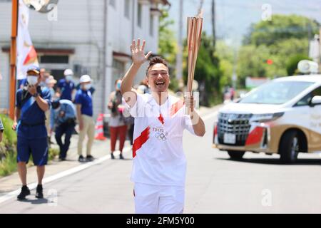 (210506) -- TOKYO, le 6 mai 2021 (Xinhua) -- l'ancien Olycien Higuchi Kiyoteru (avant) court avec la torche pendant le relais de la torche olympique de Tokyo dans la préfecture de Kumamoto, au Japon, le 6 mai 2021. (Tokyo 2020/document via Xinhua) Banque D'Images