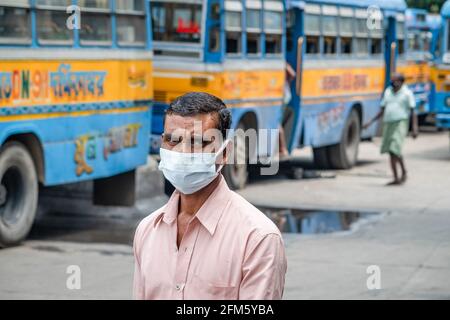 Kolkata, Inde. 06e mai 2021. Un homme portant un masque comme mesure préventive contre la propagation du covid-19 vu d'un bus. Le Bengale-Occidental Govt a imposé un verrouillage partiel dans tout l'État en raison du nombre croissant de cas de Covid-19 et a arrêté les services ferroviaires locaux et restreint 50 % les systèmes de transport ferroviaire en bus et métro pour freiner la propagation de l'infection à Covid-19. (Photo de Dipayan Bose/SOPA Images/Sipa USA) crédit: SIPA USA/Alay Live News Banque D'Images