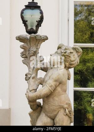 Varsovie, Pologne - Palais sur l'île, Lazienki krolewskie, Royal Lazienki ; sculptures autour du bâtiment, architecture intérieure et nature Banque D'Images