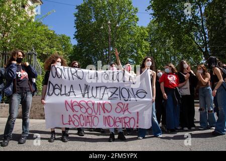 Rome, Italie. 06e mai 2021. Un groupe d'étudiants arrive devant le Ministère de l'éducation pendant la démonstration (photo par Matteo Nardone/Pacific Press) crédit: Pacific Press Media production Corp./Alay Live News Banque D'Images