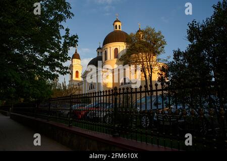 CHERNIVTSI, UKRAINE - 5 MAI 2021 - la cathédrale orthodoxe du Saint-Esprit est située à Chernivtsi, dans l'ouest de l'Ukraine. Banque D'Images