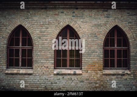 Façade du bâtiment de l'église avec trois fenêtres simples en rangée. Mur de briques. Banque D'Images