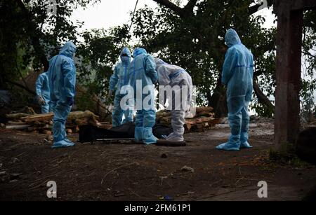 Guwahati, Assam, Inde. 6 mai 2021. Les membres de la famille attendent de perforer les derniers rites d'une personne décédée à Guwahati pour cause de maladie COVID-19 le jeudi 6 mai 2021. Credit: Dasarath Deka/ZUMA Wire/Alay Live News Banque D'Images