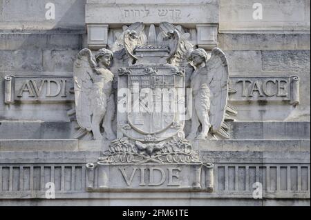 Londres, Angleterre, Royaume-Uni. Salle Freemasons, rue Great Queen. Armoiries de l'United Grand Lodge d'Angleterre au-dessus de l'entrée. Devise latine : Audi, vid Banque D'Images