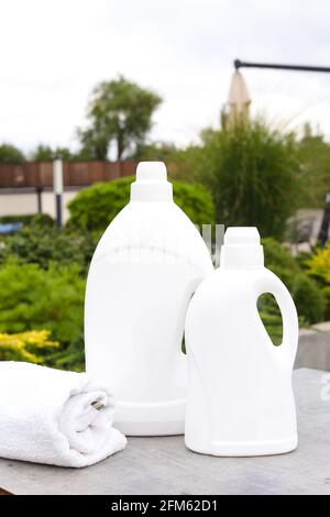 Bouteille d'adoucissant bouteille en plastique avec détergent liquide pour le linge, agent nettoyant, eau de Javel ou assouplissant Banque D'Images