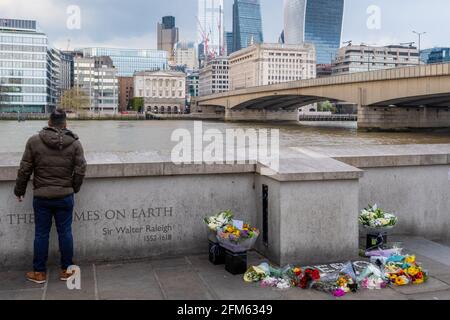 London Bridge, Londres, Royaume-Uni. 5 mai 2021. Des fleurs sont laissées à un mémorial de fortune à Folajimi Olubunmi-Adewole, connu sous le nom de Jimi, qui s'est noyé dans la Tamise tout en essayant de sauver une femme qui était tombée du pont de Londres. En plus des fleurs des amis et des membres du public, il y a des bouquets du chef du Conseil de Southwark, du maire de Southwark et de son conseiller local. Crédit : Tom Leighton/Alamy Live News Banque D'Images