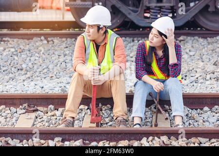 Clé de maintien d'un ingénieur d'équipe pour les travaux de réparation sur le chantier de train, la sécurité, le civil, les travailleurs Banque D'Images