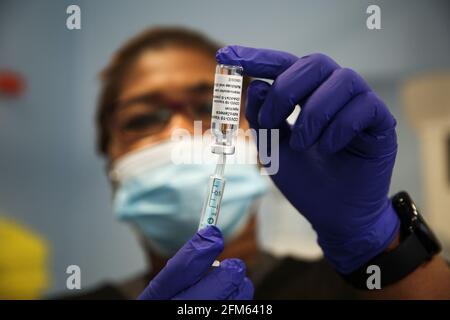 Londres, Royaume-Uni. 1er mai 2021. Un vaccinateur Covid-19 se prépare à administrer le vaccin Covid-19 Oxford/AstraZeneca à un membre du public de Londres. Crédit : SOPA Images Limited/Alamy Live News Banque D'Images