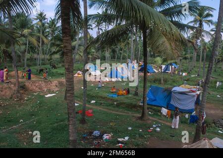 KERALA, INDE - des travailleurs migrants itinérants de l'Andhra Pradesh ont campé dans les montagnes de l'ouest du Ghats, dans le district de Kottayam. Banque D'Images